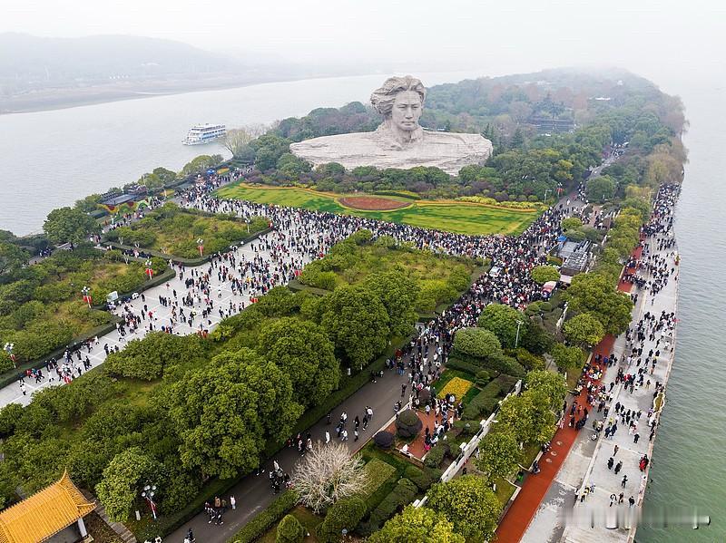 湖南若想发挥人才优势，可多从自身特色入手。近两年来，各地都在积极争夺人才，广东借