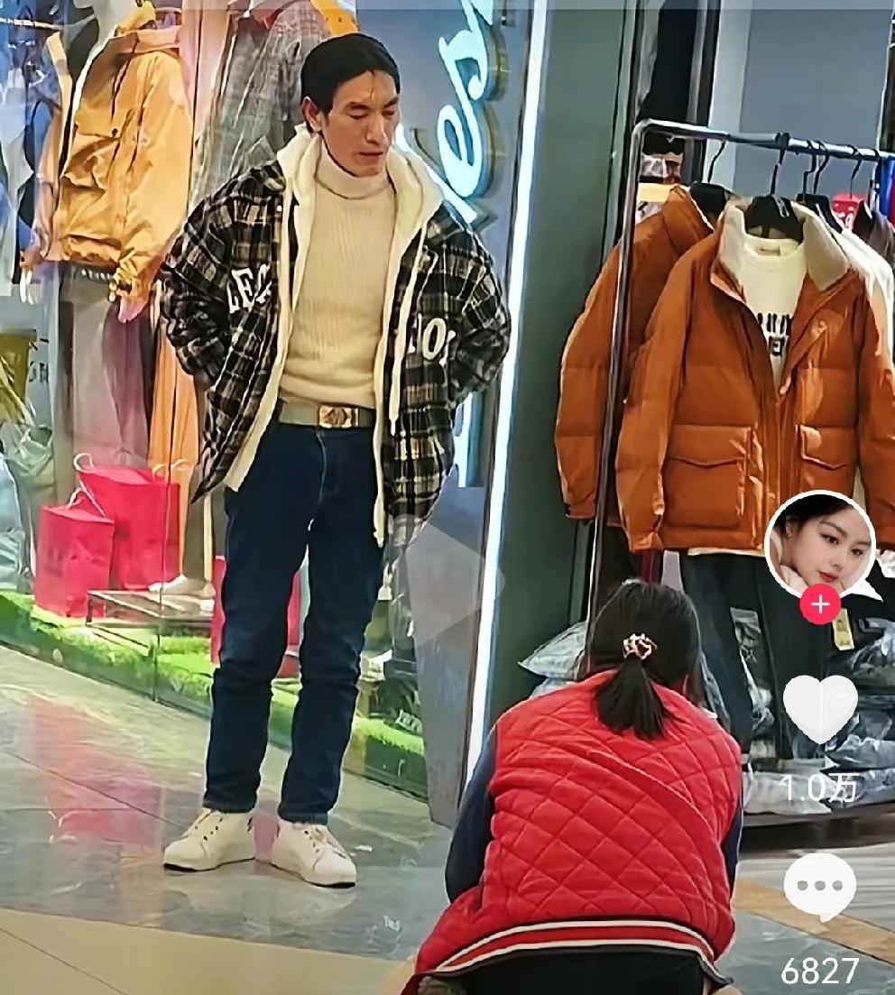 这一跪，跪出了多少全职妈妈的辛酸与无奈[流泪]
近日，湖北一商场
一个女子和丈夫