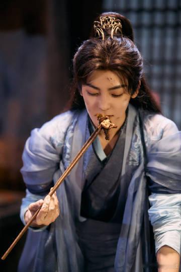 侯明昊红烨V榜继续登顶 他在剧中的深刻角色让无数人动容，侯明昊用自己的行动证明了