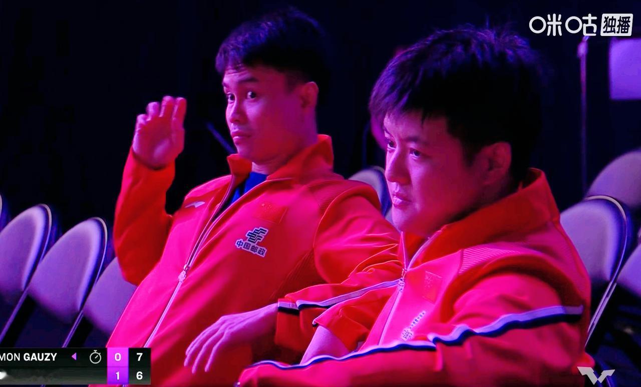 陈垣宇和西蒙的比赛中，看台上周启豪旁边是谁？长的像樊振东呢

第一局
陈垣宇一路