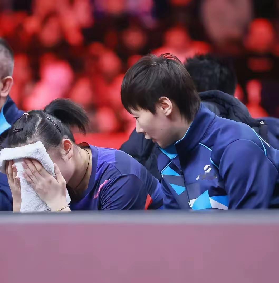 徐奕：好难过，一局没赢
曼昱：是一局没赢，三局比分都很接近，有进步
徐奕：安慰我