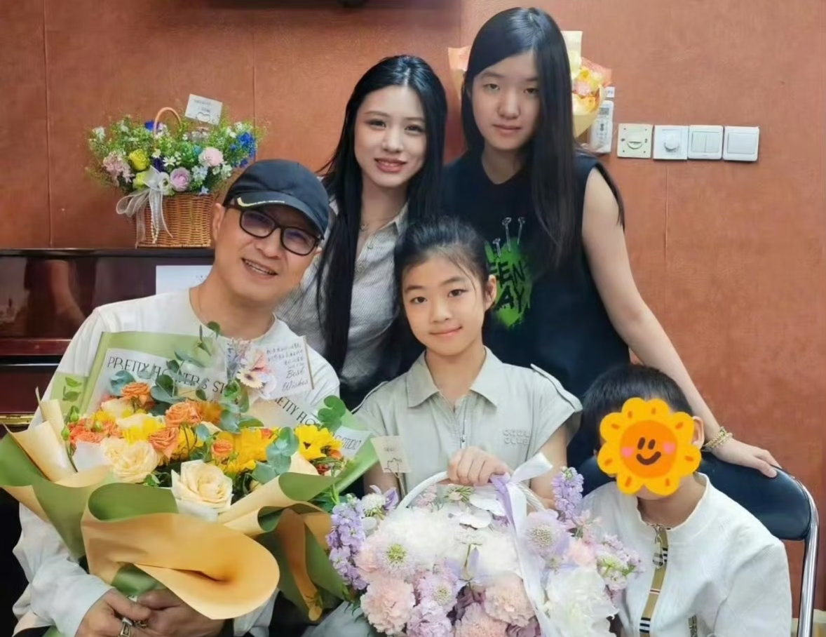 汪峰晒与四个孩子合照汪峰晒和四个孩子的合照啦：大女儿小苹果，汪曼熙，和葛荟婕二女
