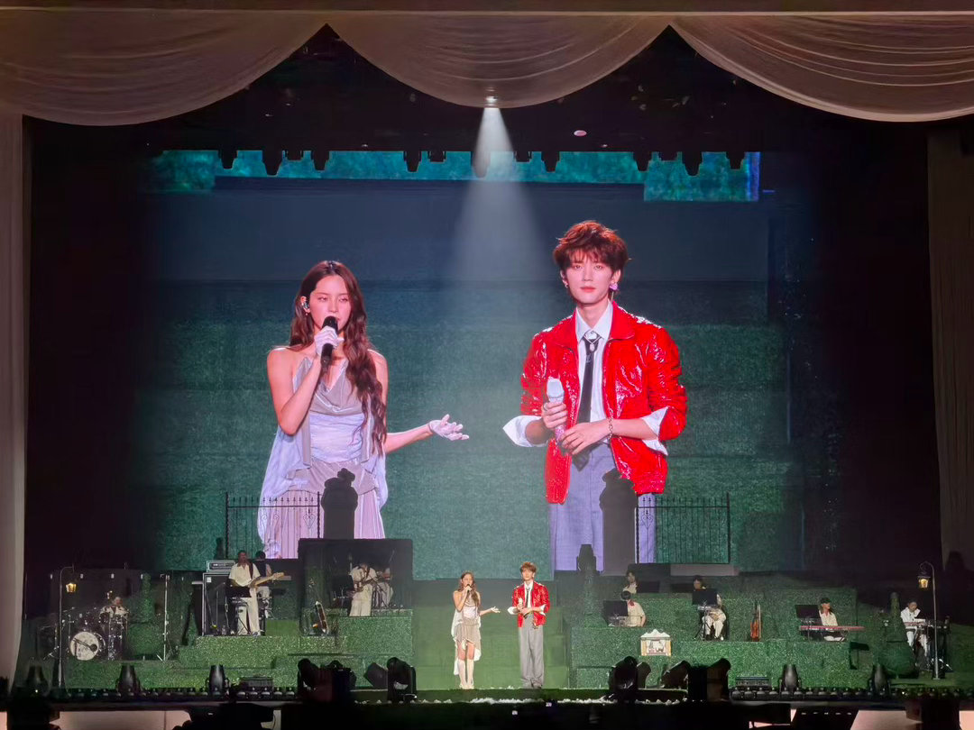 欧阳娜娜演唱会嘉宾周翊然欧阳娜娜嘉宾周翊然演唱会最甜的一幕！欧阳娜娜和周翊然同台
