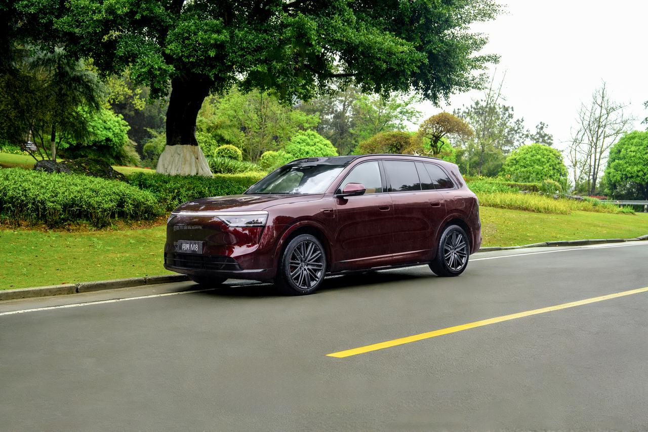 家庭高速出行的终极答案！问界M8人驾智驾辅助双安全太顶了
对于有娃家庭来说，选车