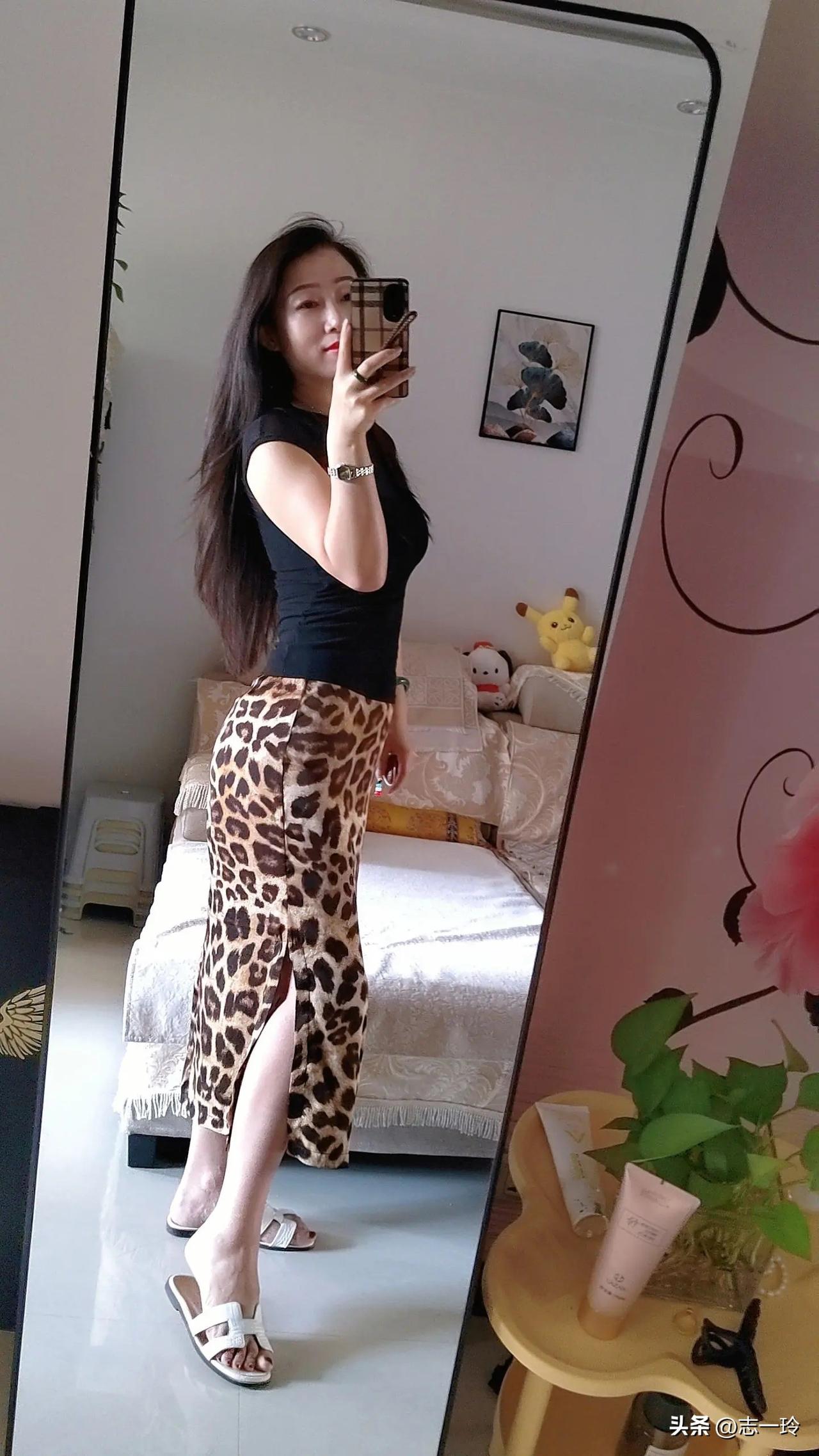 豹纹裙搭配黑色上衣，清新又时尚！👗💄👠