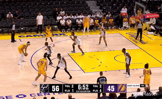 NBA真文明！贝兹利招牌转身一步过掉防守，轻松上演挂框暴扣，帅气[666]熟悉的