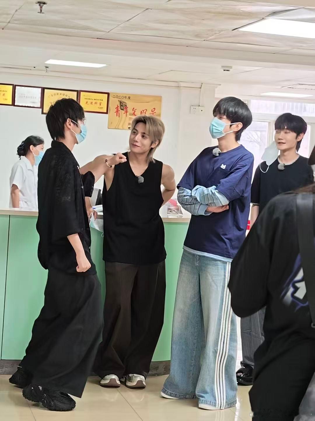 在医院看见刘也李振宁刘彰了医院路透新鲜出炉，刘也李振宁AK一同体检办理健康证，经