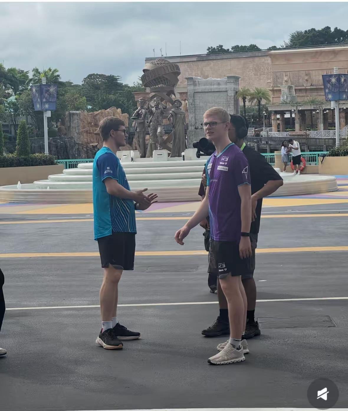 勒布伦兄弟俩已经到达新加坡！
新加坡大满贯尚未开赛，也没有看到其他国家的球员，但