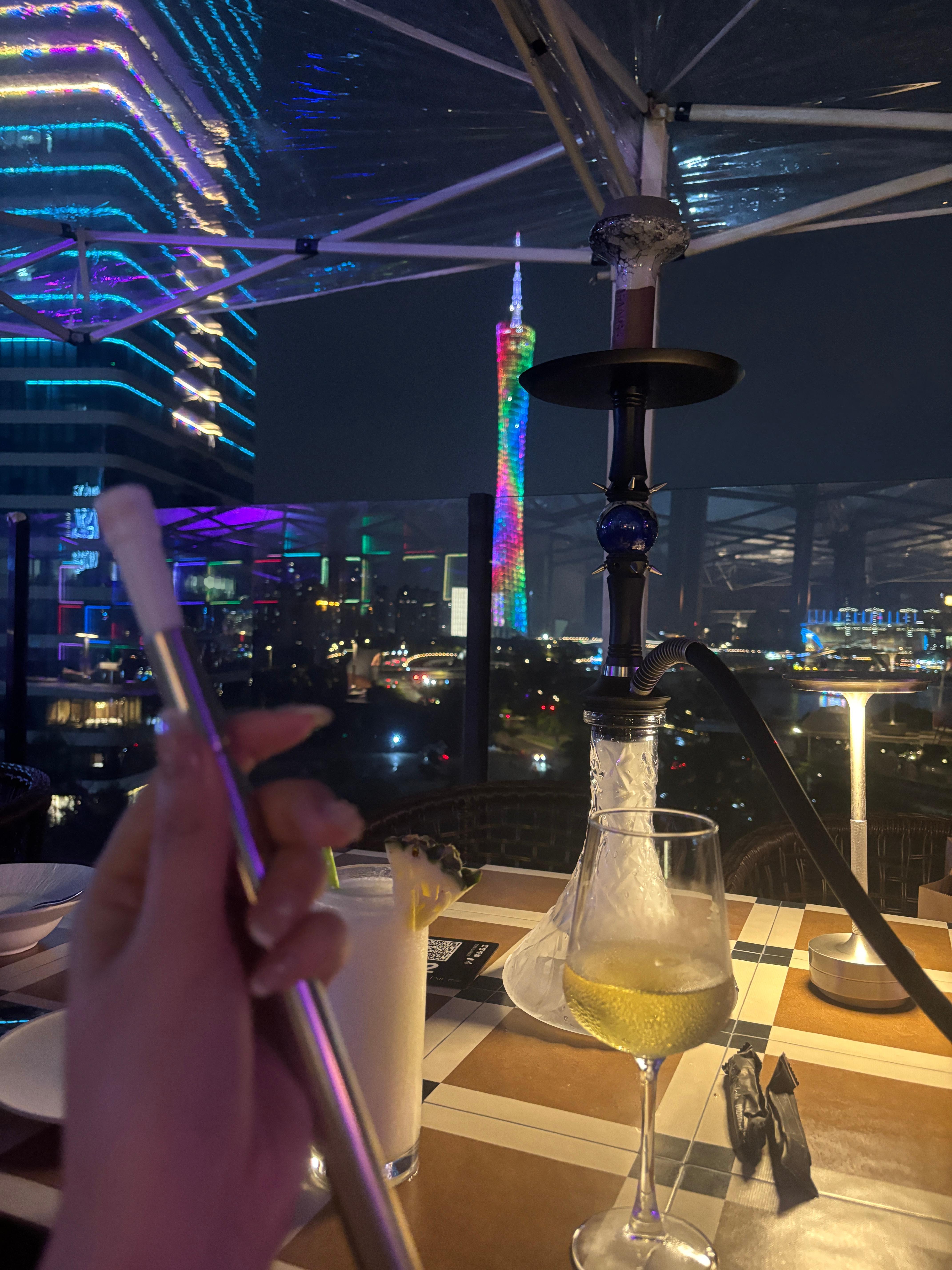 北方来的姐妹跟我说广州酒吧男的太丑了 一下子好好的风景就不赏心悦目了 我说你终于
