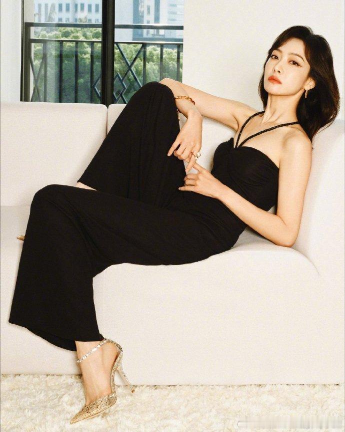 #宋茜超A姐感##被宋茜眼神魅到了#宋茜这套，好 A 啊！御姐范十足，太惊艳。她