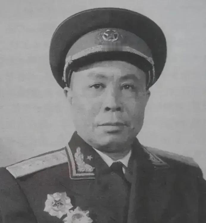 名将肖新槐被免职回乡，55年授衔时，上级派人接他回北京参加授衔。接到通知的时候，