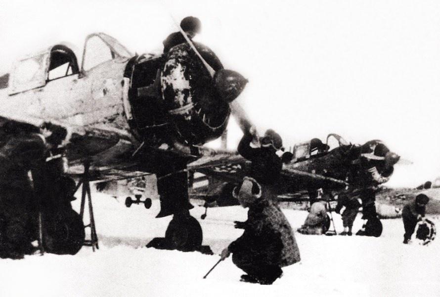1945年秋，一支三百多人的日本空军大队成了八路军的俘虏，队伍里的少佐林弥一郎突