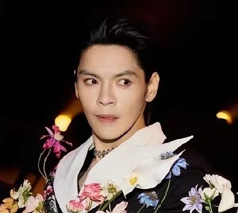 网友都是明白人，
都猜出来了向佐会有这一出，
怎么可能会

安安分分完成采访呢！