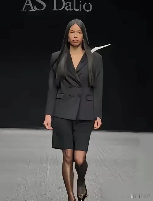 这哪是什么普通小姑娘，
张庭女儿简直就是行走的人民币！
 
早前全网全在吐槽她长