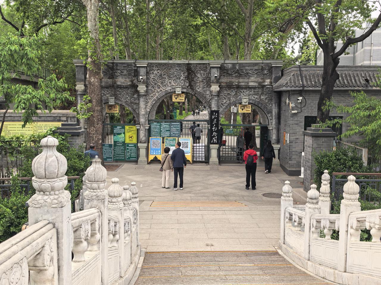 昨天从五塔寺出来，意外发现五塔寺的门口正对着北京动物园的北门，中间隔着长河，这北