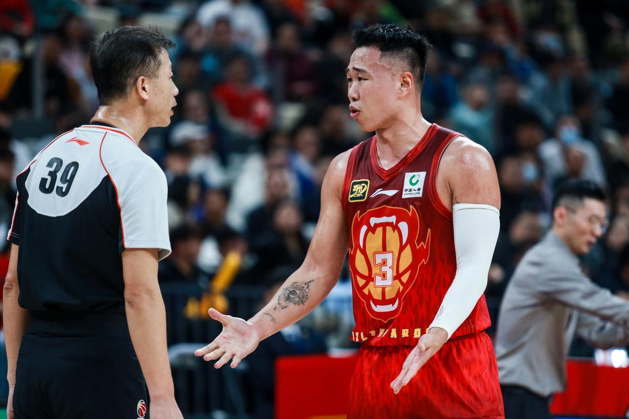 新疆队遭遇两连败的根源终于找到了！就在上场遭遇战，当新疆队以77:109的战绩不