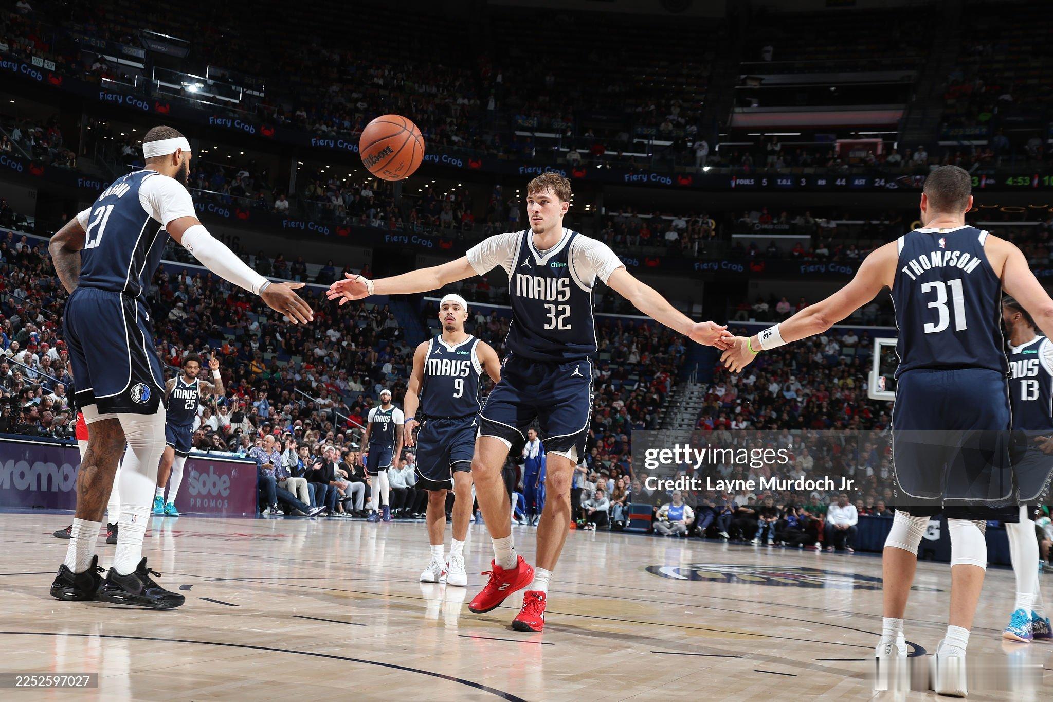 MFFL 难得在一张赛场照片上看到8名我牛球员。祝大家圣诞节快乐！🎄独行侠vs