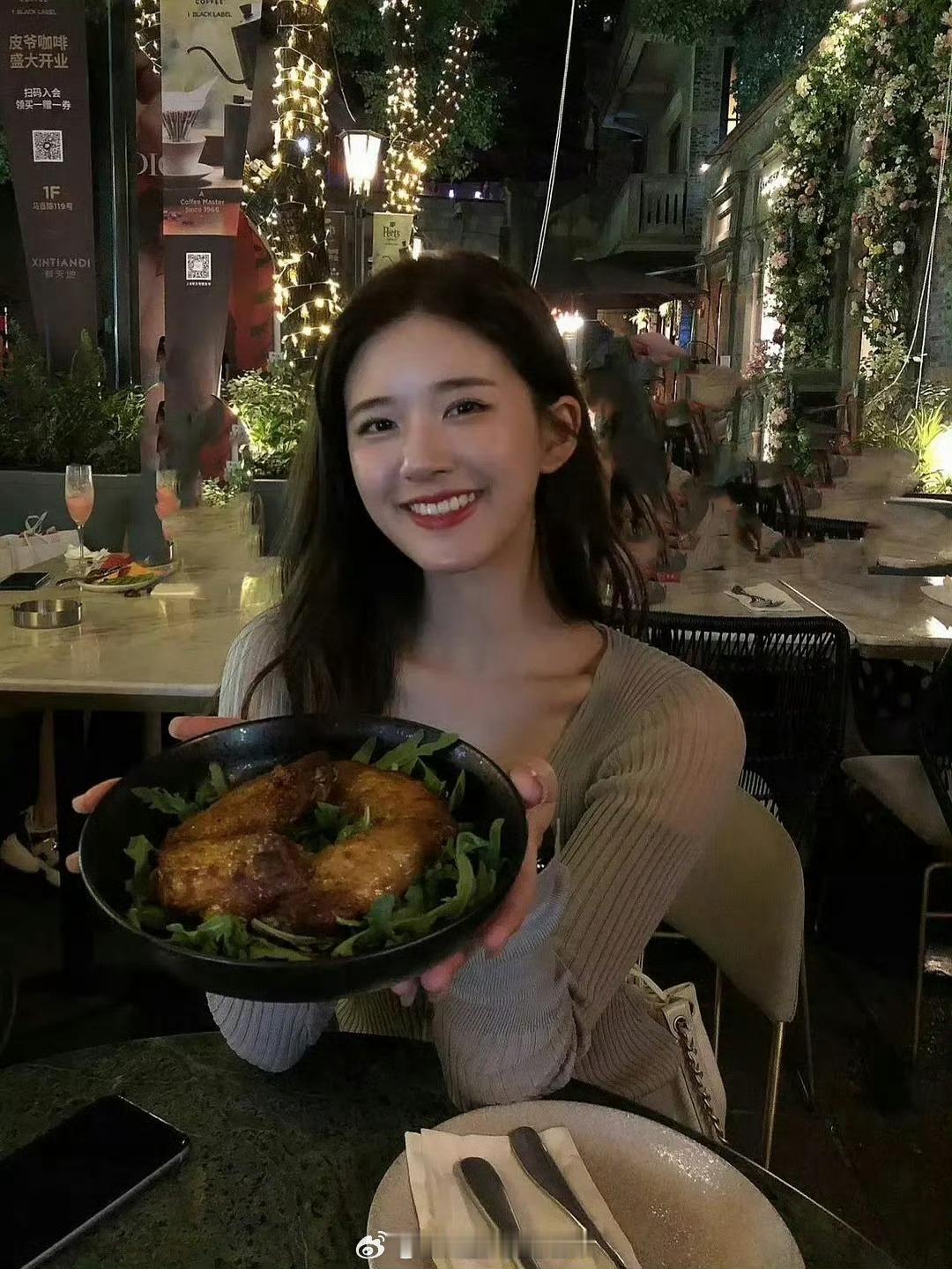 赵露思 卢昱晓同角度同姿势美照🈶，来对比下更喜欢谁？ 