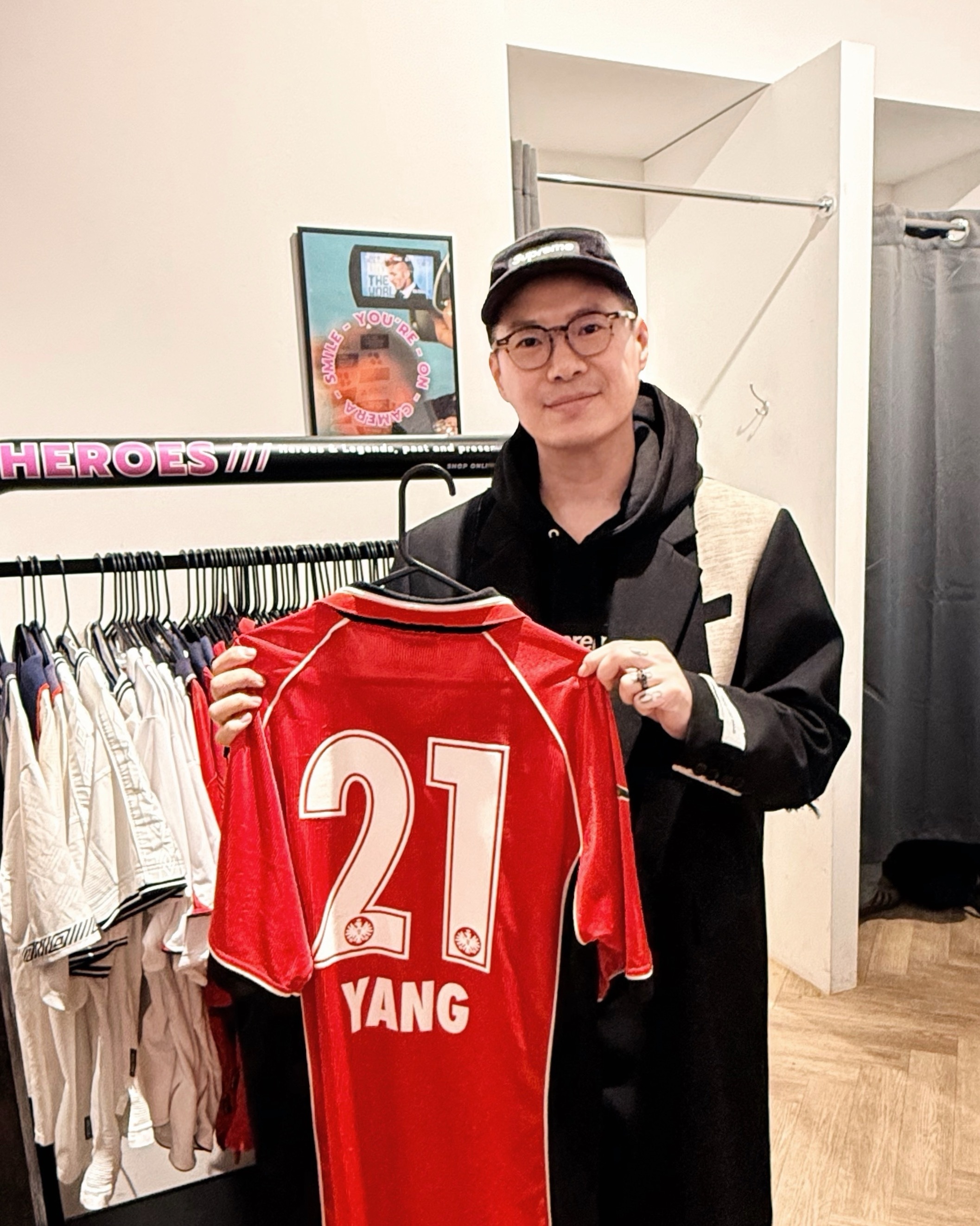 1998-2000赛季法兰克福的杨晨前几天在伦敦SOHO区的球衣店The Soc