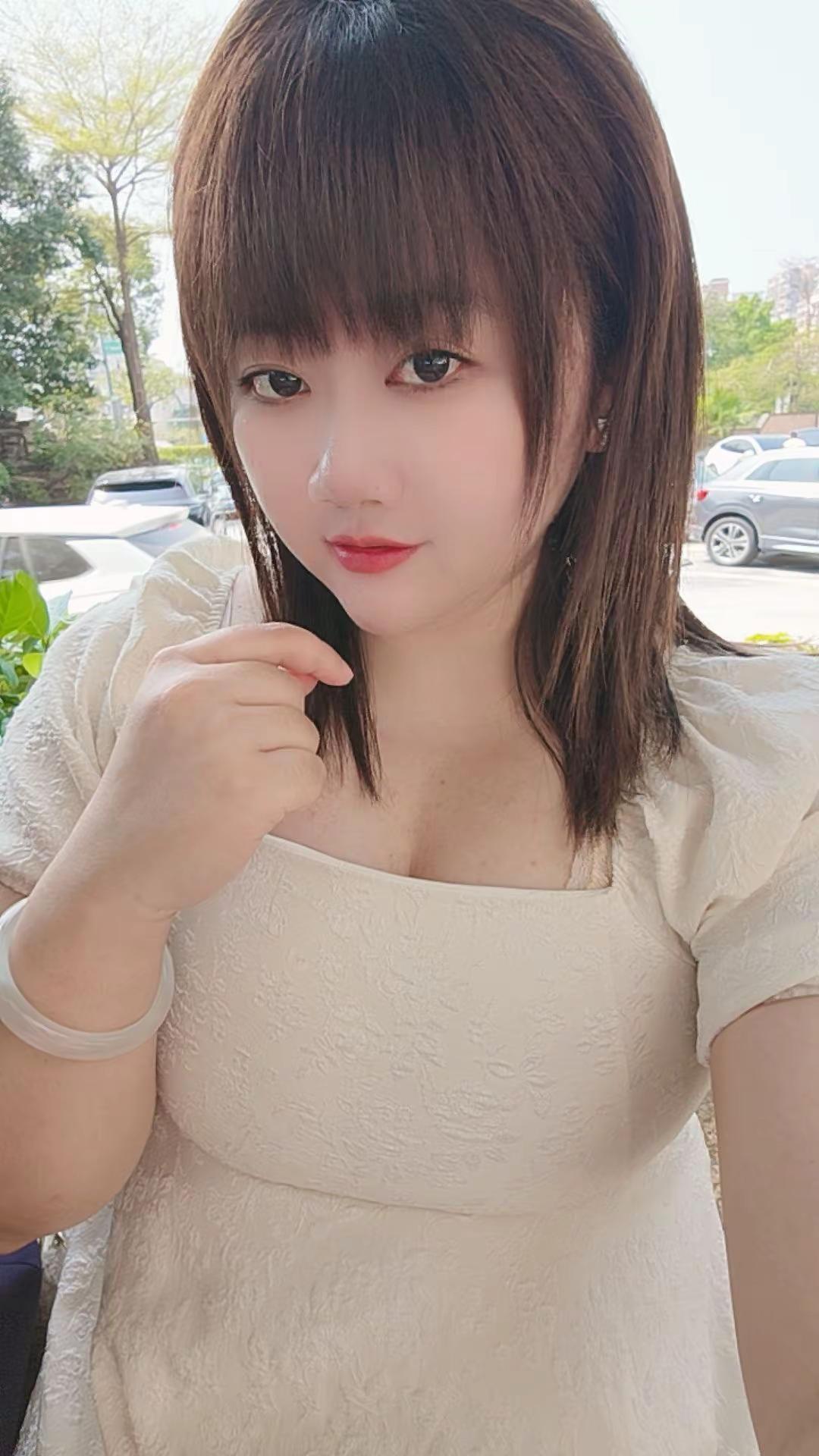 ☀️今天穿了喜欢的白色连衣裙呢~😉方领设计好显气质呀✨阳光正好适合出门走走~