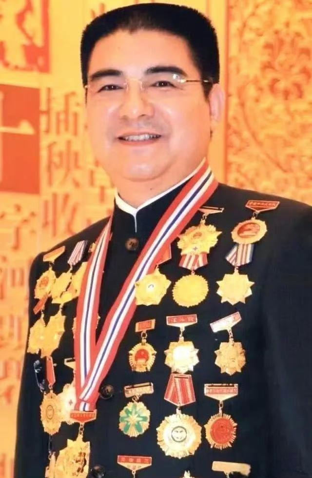 陈光标全身挂满荣誉奖章，晒荣誉证书，还是做了不少好事善事。

陈光标身披4700