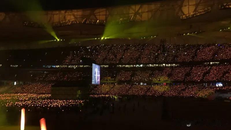 张杰跨年演唱会正在抖音app直播，直播从19:00开始，预计持续五小时。不过目前