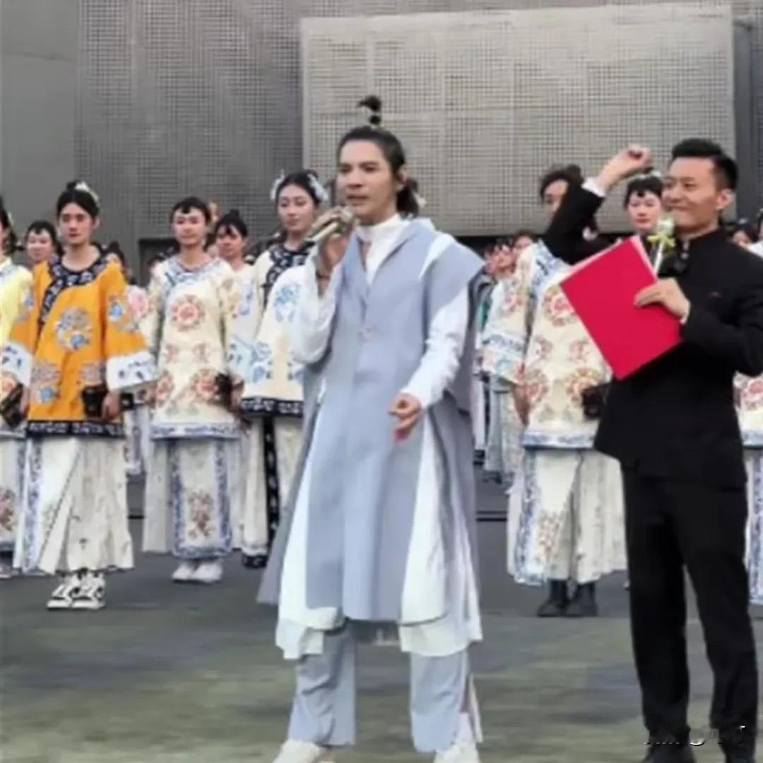 5月3日，香港男演员向佐现身山西晋城司徒小镇参加活动。

向佐这次是受到景区邀请