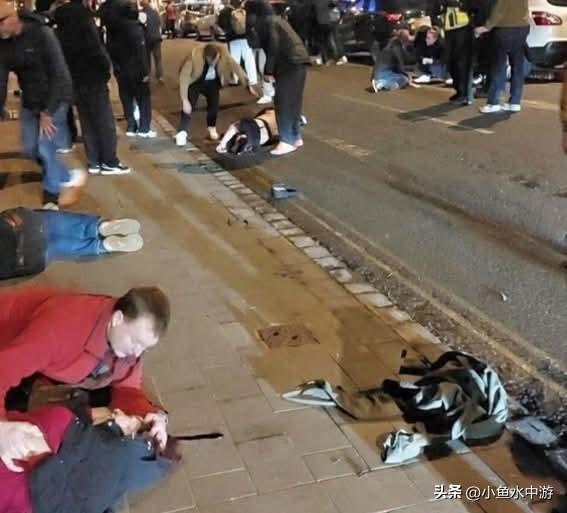 轿车失控冲撞人群 目击者称：宛如一场屠杀
 
英格兰中部德比市中心弗莱尔门大街2