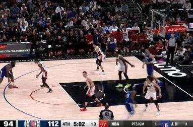 哈登经典后撤步三分，杀死比赛悬念！
北京时间1月2日，快船与热火的比赛进行至末节