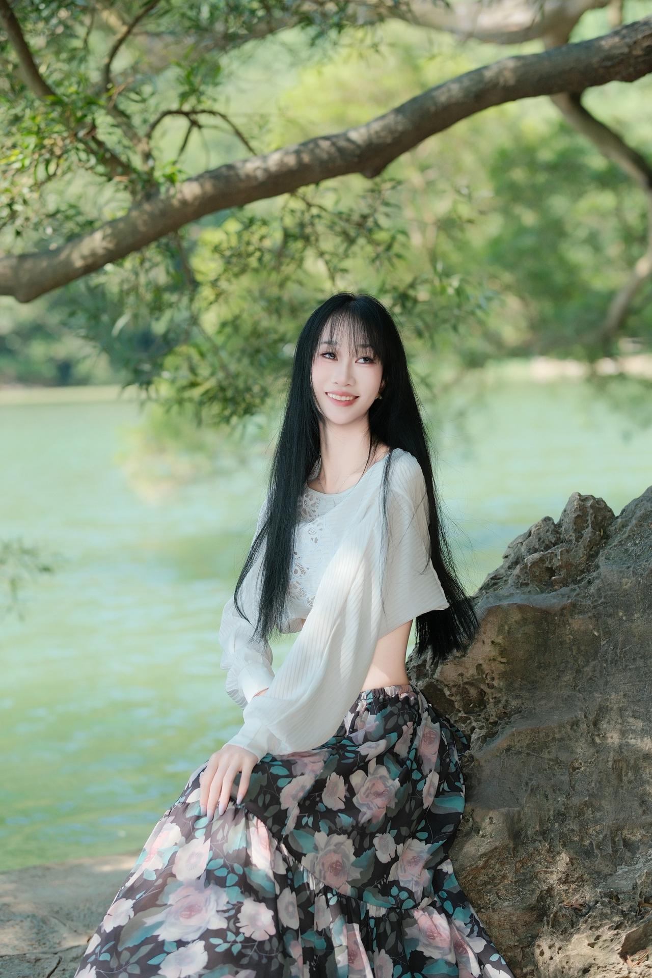 湖边小姐姐一个回眸的笑容，就象一朵花绽放在微凉的秋天。湖边氛围感拍照 碎花长裙 