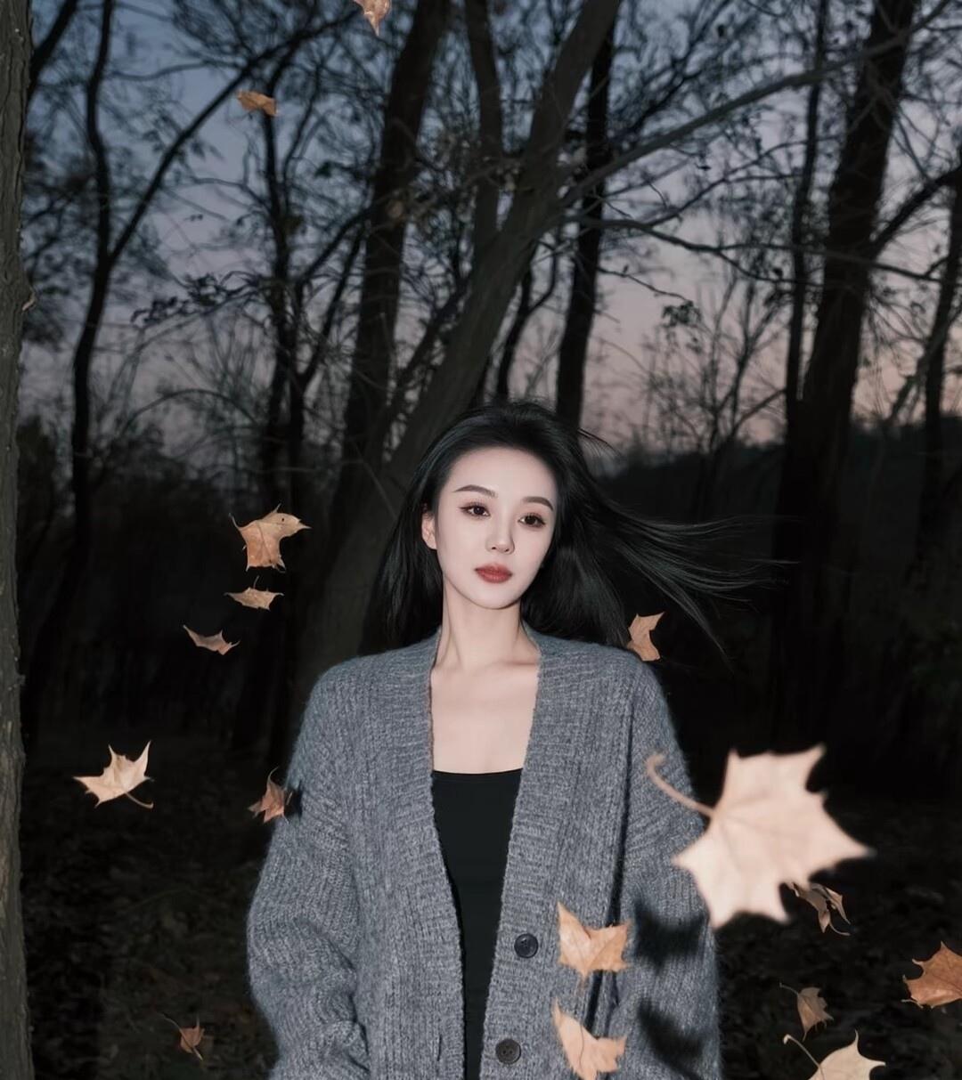 秋意渐浓，落叶纷飞，沉静的森林中，她如诗如画。
林间的绒光慢镜头
 
风是从树桠