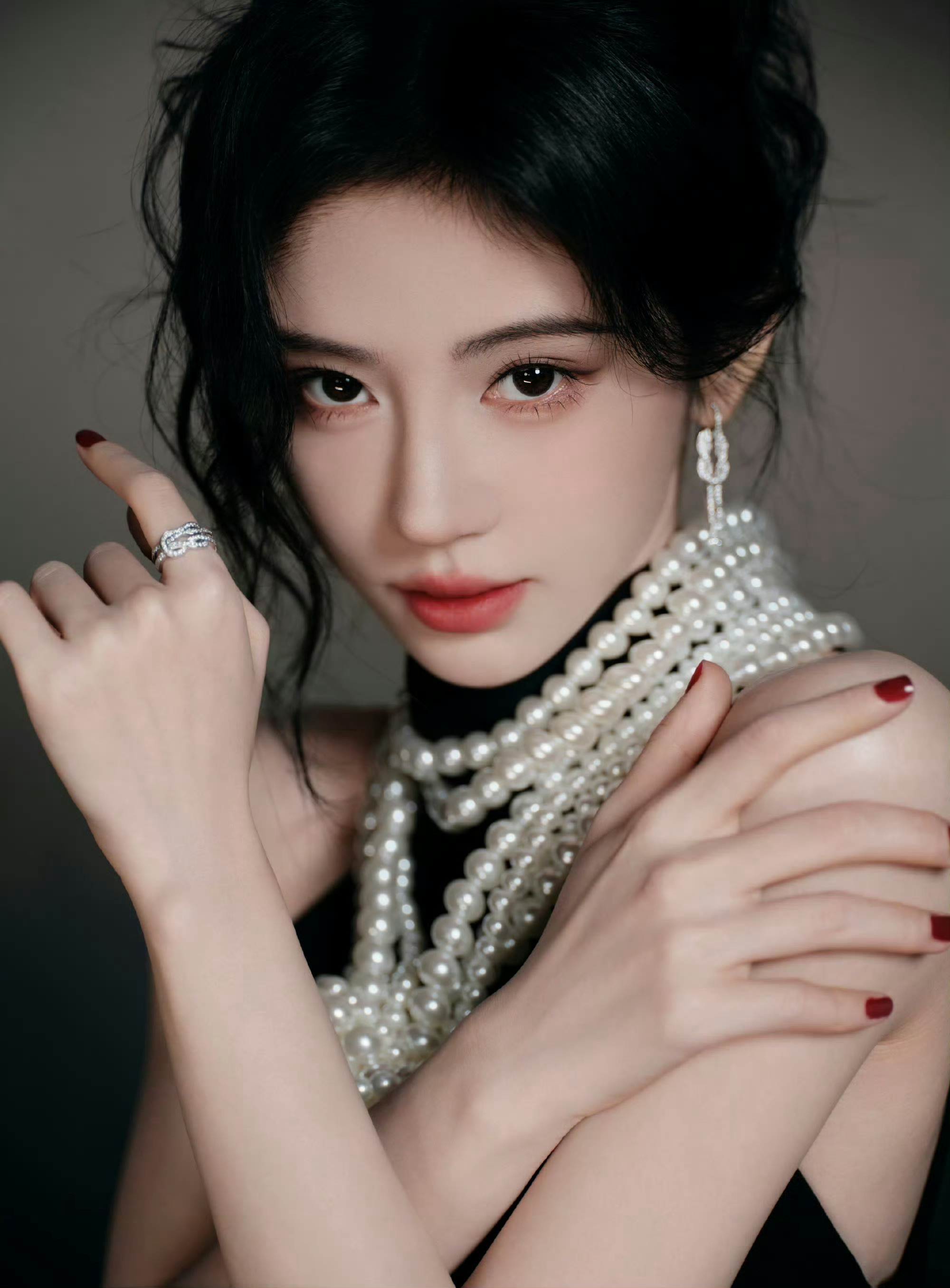 鞠婧祎这套黑裙造型直接戳中审美！挂脖黑裙选大裙摆款，自带清冷贵气，搭配多层珍珠颈