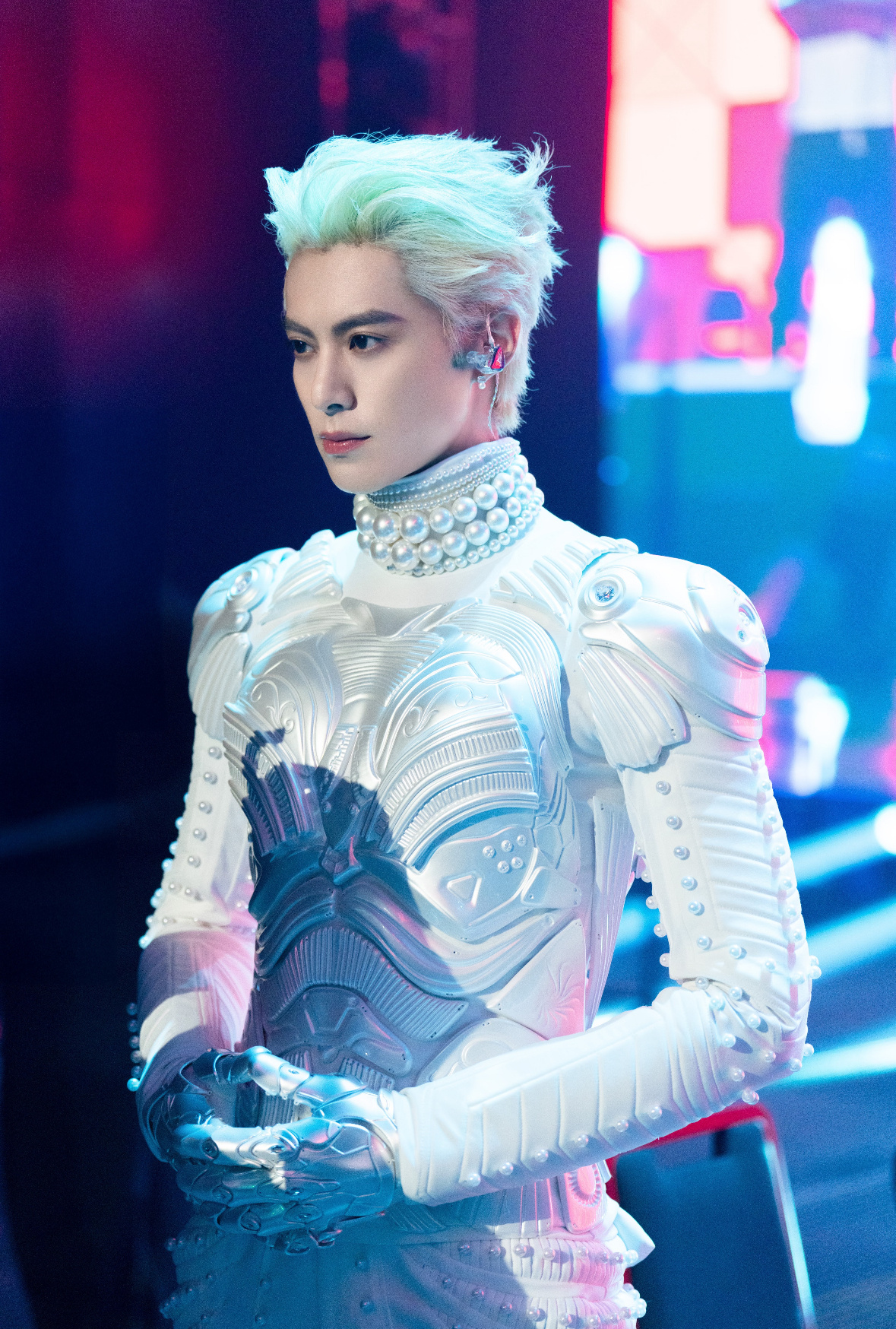 王鹤棣白色机甲造型王鹤棣演唱会粤语打招呼 此男是神 