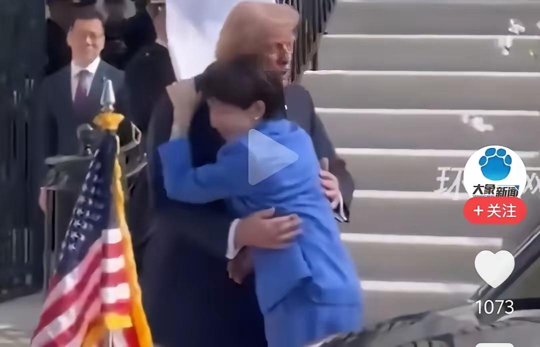 一见你就笑！投怀又送抱，这般热情模样
只要拍拍手，永远没烦恼，真是轻松自在