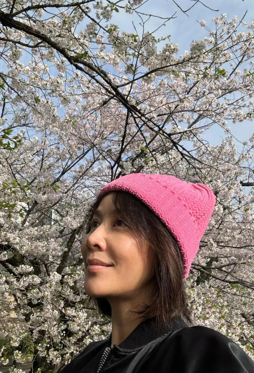 刘嘉玲日本赏樱花自拍
看来没有和梁朝伟一起
刘嘉玲这肤色可以看出来还是原相机拍摄