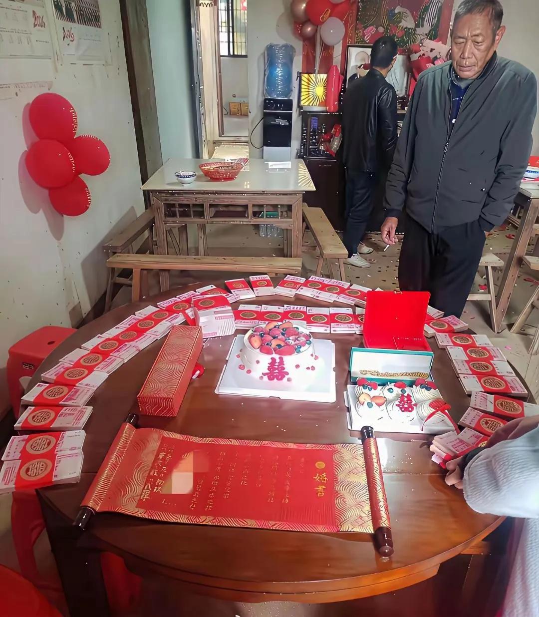 儿子订婚本来是喜事，这位父亲却眉头紧锁，满腹心事，不太高兴的样子，他在想啥呢？