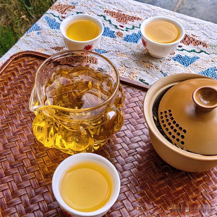 《半盏即圆·鹧鸪天》
叶展杯中似人生，浮沉辗转意无穷。半瓯清味胜千瓮，一盏澄心即