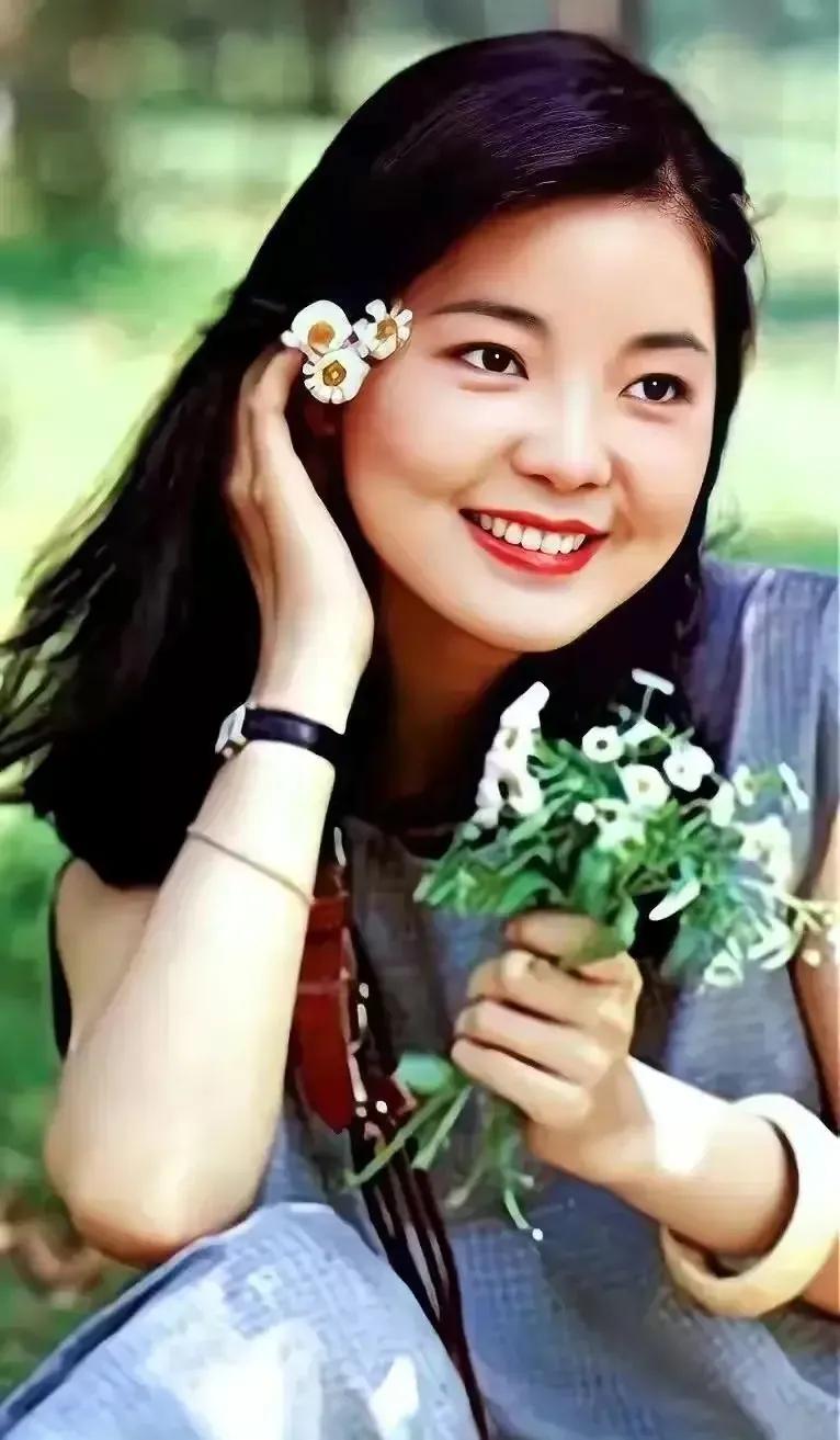 邓丽君不仅是成龙的恋人，她和林凤娇还是非常要好的朋友。

凌峰说成龙不应该对外界