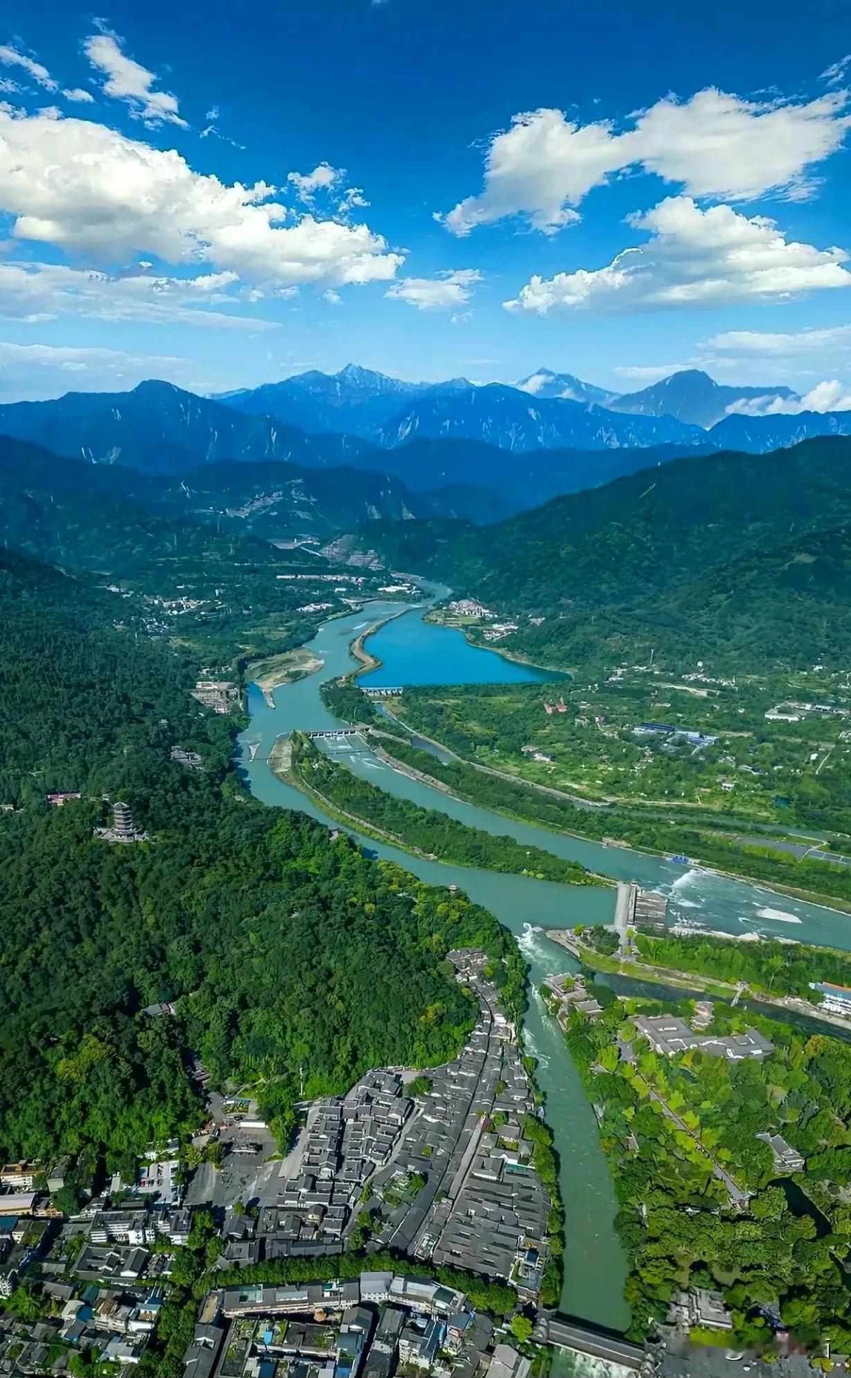 问道青城山，拜水都江堰！
余秋雨先生写得很有风韵，确实都江堰工程很是伟大！高空俯