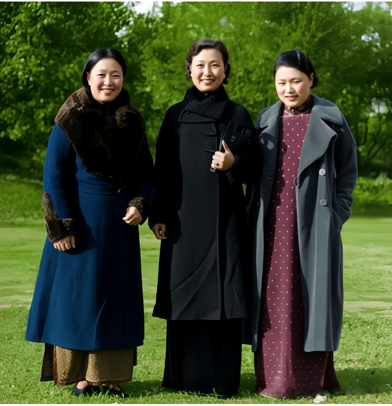 这便是严彩韵与严莲韵和严幼韵年轻时的真实模样，都好好瞧清楚！这不是演戏，也不是替