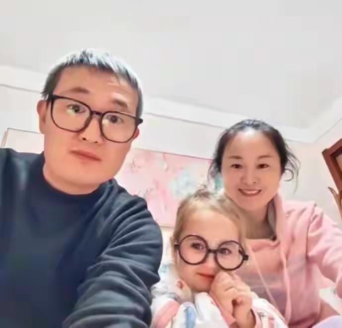 江苏这对中国夫妻生出金发碧眼女儿可太神奇了。家人一开始还以为抱错孩子，做了亲子鉴