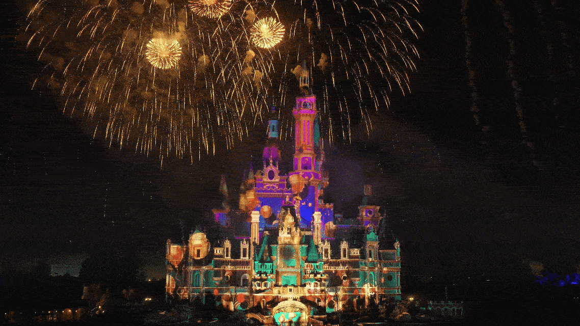 烟花漫过城堡的尖顶十周年的十字星亮得刚好像一枚温柔的加号把九年里的细碎浪漫一一收