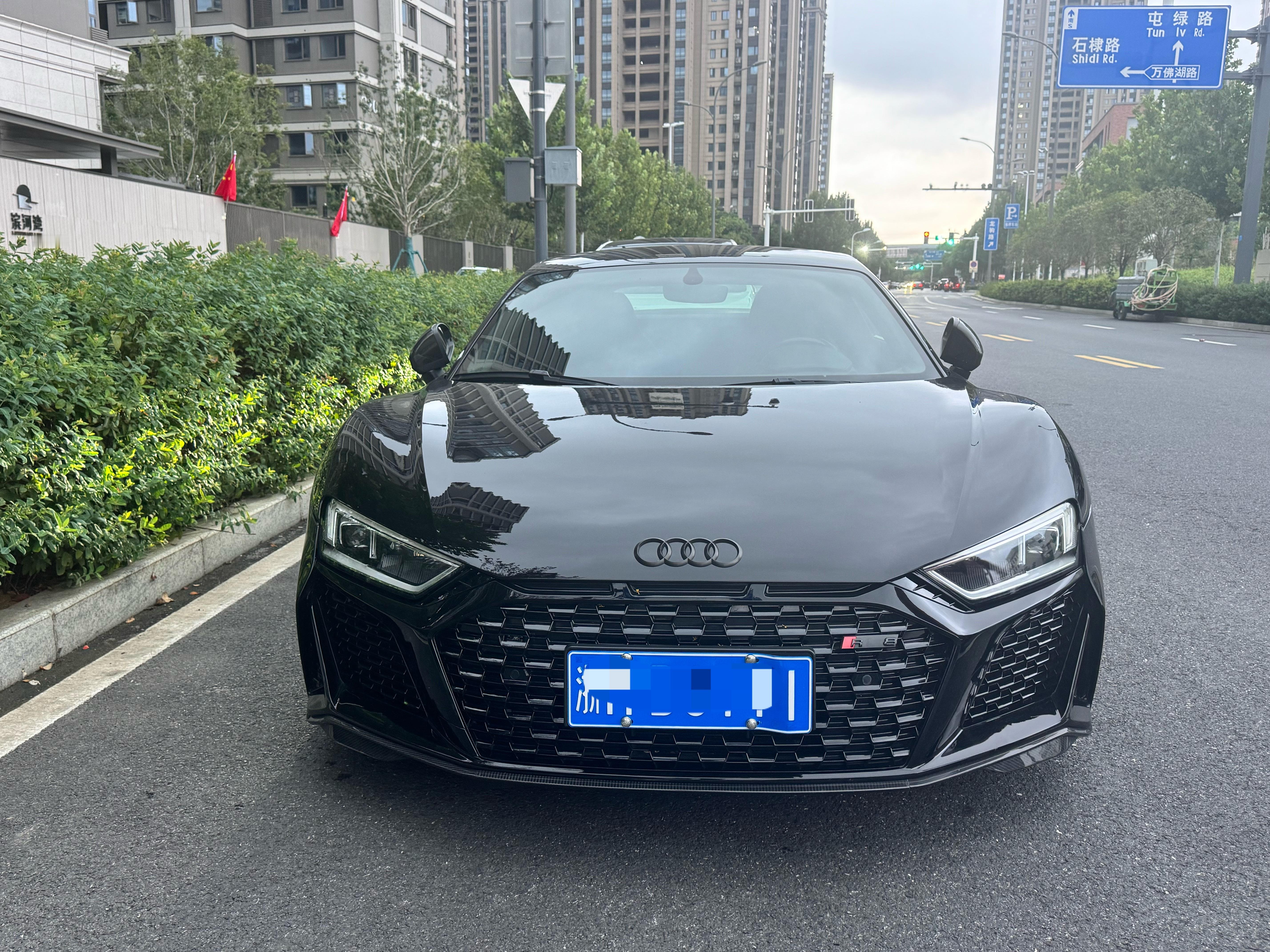 奥迪R8，实车看着比小牛要小一些……颜值方面，玻璃盖下的V10发动机一看就是台性