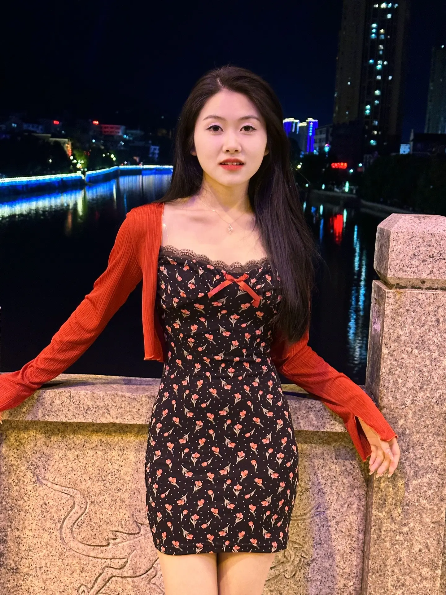 我买了一双喜欢的鞋 可是穿上它之后 我却发现有一点磨脚 但是我觉得无所谓 因为我喜欢 等鞋底穿软了适应了 也就没那么磨了 于是我忍着难受 每天都去穿这双鞋 直到有一天这双鞋在我的脚上磨出了泡 我还是舍不得扔 因为我太喜欢这双鞋了 可是最后这个水泡磨破了 它让我日痛夜痛 这个时候我突然意识到 我的坚持是多么不值得 因为这双鞋从未心疼过我的脚