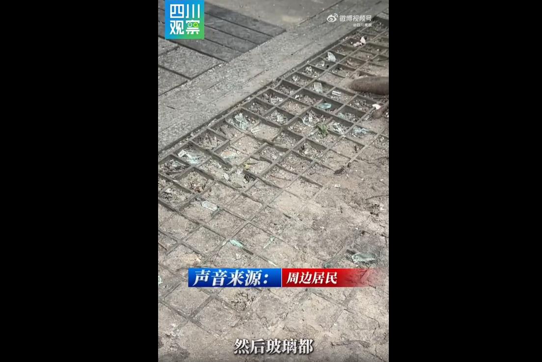 6月13日凌晨，成都一居民家中发生惊险爆燃事故。
住户为防蚊虫，在窗边点燃盘香，
