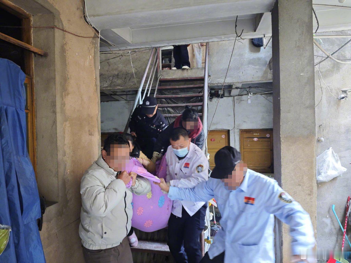 泉州一女子因脑出血晕倒警民携手救援  12月25日7时许，江南所接到群众报警称，