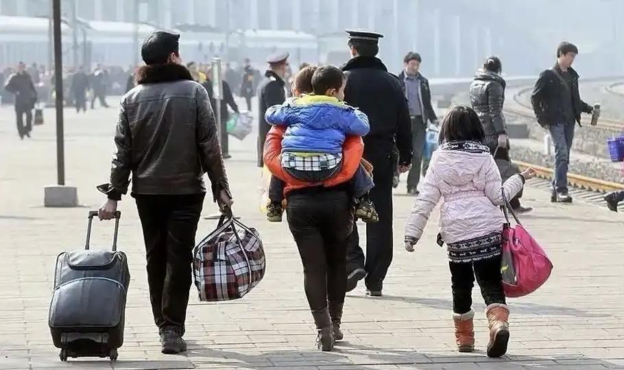 父母在，家就在。
马上过年了，您准备给老爹老娘买点啥？这个问题或许让许多子女一时