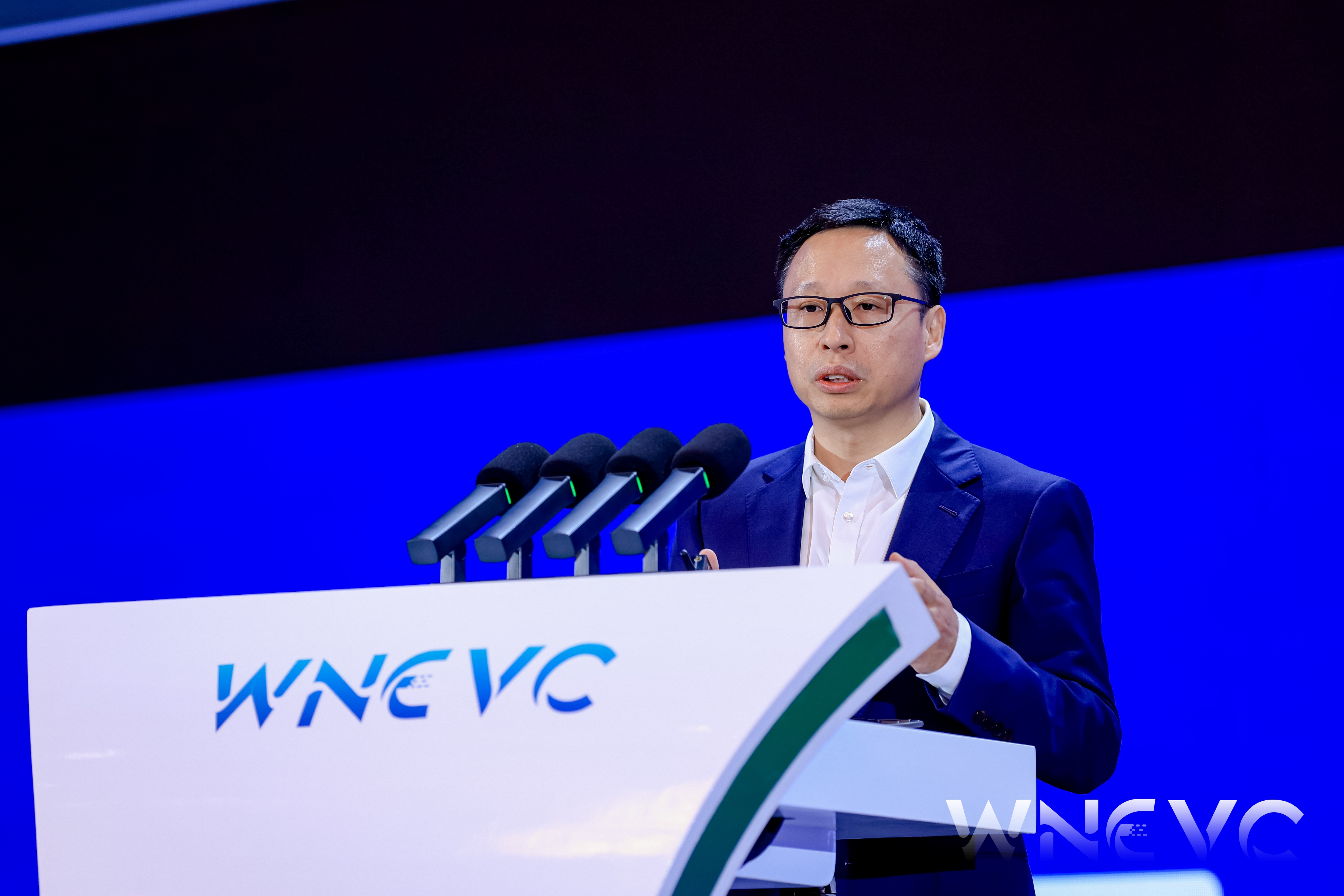 2025世界新能源汽车大会上，华为智能汽车解决方案BU CEO表示，当前全球正在