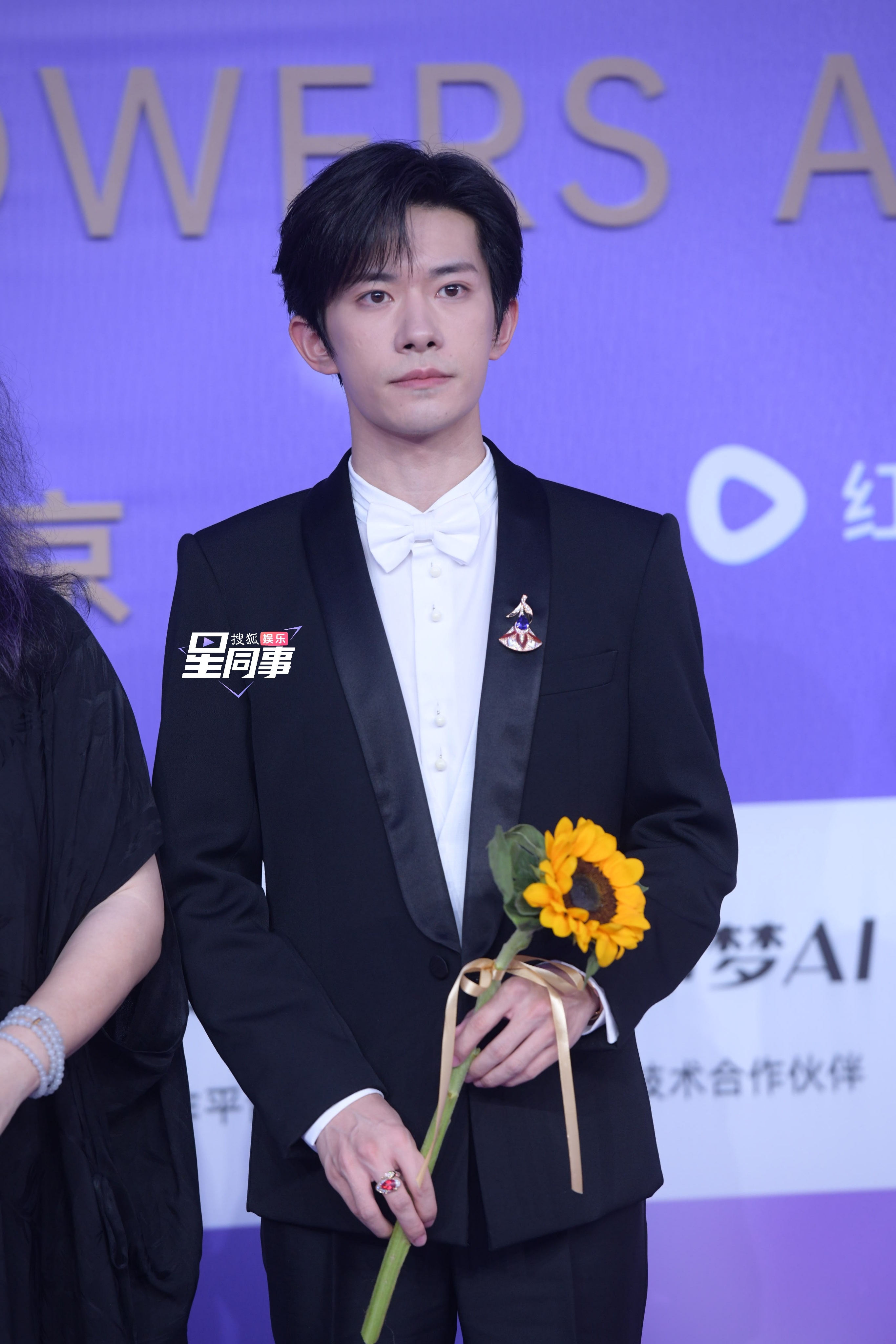 百花奖红毯 生图来咯！手指上的红宝石戒指太夺目啦易烊千玺把刘春和的松果带到百花 