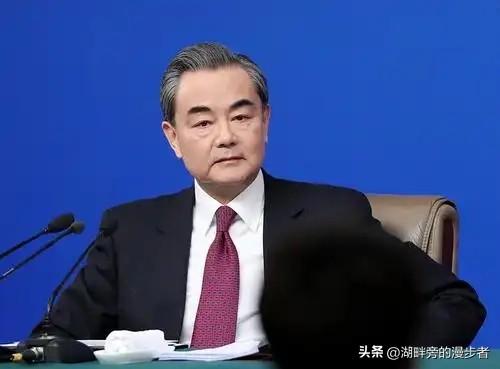 王毅外长在今天中外记者会上回答提问，有三个最值得中国人关注的焦点：中美关系、中日